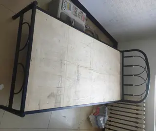 铁架床，一共两张，单买50元，两张都要共计80元，铁架可拆卸，床板宽1米，长2米，楼区新港假日五楼自
