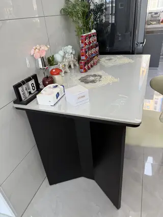 全新实木餐桌，尺寸120*70，岩板桌面，家里尺寸不合适，便宜出售