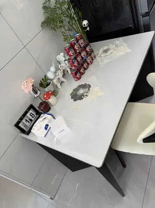 全新实木餐桌，尺寸120*70，岩板桌面，家里尺寸不合适，便宜出售