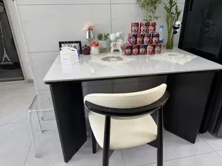 全新实木餐桌，尺寸120*70，岩板桌面，家里尺寸不合适，便宜出售
