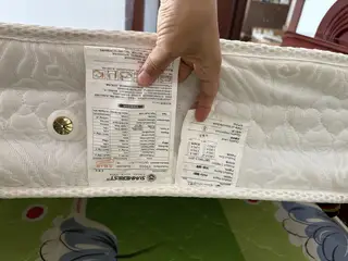 弹簧床垫 厚度20厘米 ，1.8x2.0双人床用的 ，买的时候一千多，送一个床罩 ，东方波尔多一期自