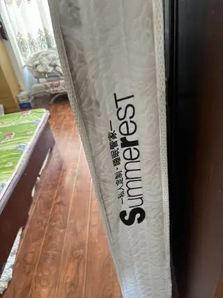 弹簧床垫 厚度20厘米 ，1.8x2.0双人床用的 ，买的时候一千多，送一个床罩 ，东方波尔多一期自