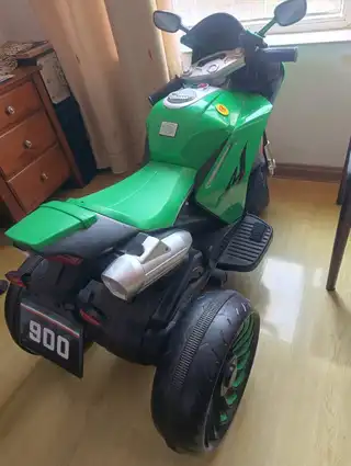 儿童电动摩托车，带音乐，可充电，八九成新，质量保证，能骑到14岁，海景自取！