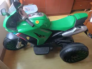 儿童电动摩托车，带音乐，可充电，八九成新，质量保证。能骑到14岁，自取