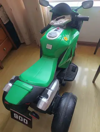 儿童电动摩托车，带音乐，可充电，八九成新，质量保证。能骑到14岁，自取