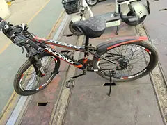 凤凰牌，全吕合金车架，骑行轻快。前胎刚换的正新外胎和内胎。。有车锁。车在恒力重工厂内，有意者联系18