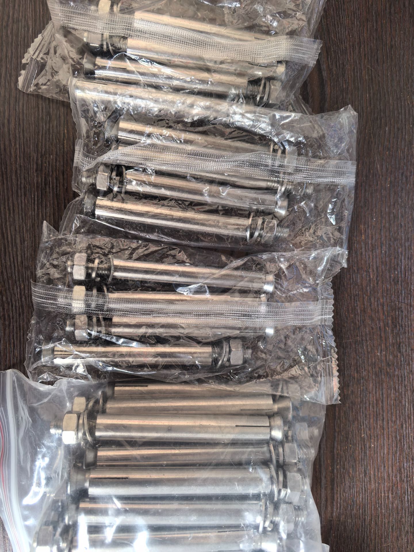 装修剩下的膨胀螺栓，不锈钢的有32个，2元一个，铁的有14个，1元一个，放着也用不上，转给有需要的人