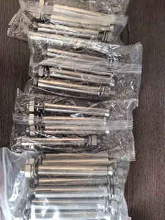 装修剩下的膨胀螺栓，不锈钢的有32个，2元一个，铁的有14个，1元一个，放着也用不上，转给有需要的人