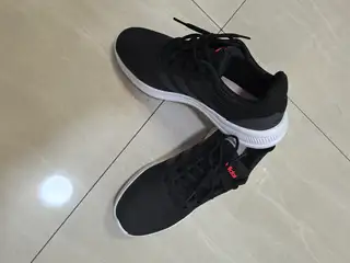 阿迪达斯运动网鞋，在万达广场给家里老人买的，老人不喜欢，41码的，全新正品仅试穿，原鞋盒没有了，转给