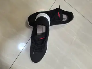 阿迪达斯运动网鞋，在万达广场给家里老人买的，老人不喜欢，41码的，全新正品仅试穿，原鞋盒没有了，转给