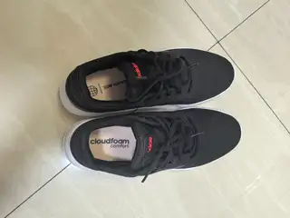阿迪达斯运动网鞋，在万达广场给家里老人买的，老人不喜欢，41码的，全新正品仅试穿，原鞋盒没有了，转给