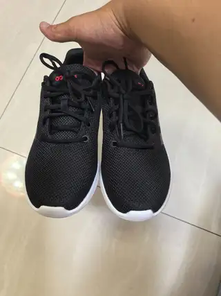 阿迪达斯运动网鞋，在万达广场给家里老人买的，老人不喜欢，41码的，全新正品仅试穿，原鞋盒没有了，转给