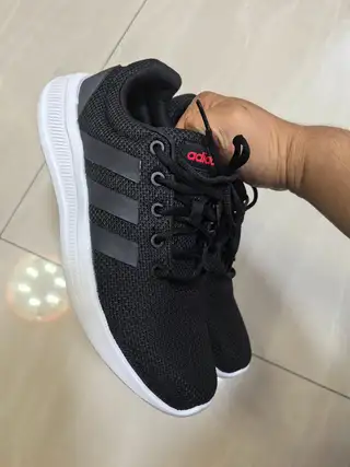 阿迪达斯运动网鞋，在万达广场给家里老人买的，老人不喜欢，41码的，全新正品仅试穿，原鞋盒没有了，转给