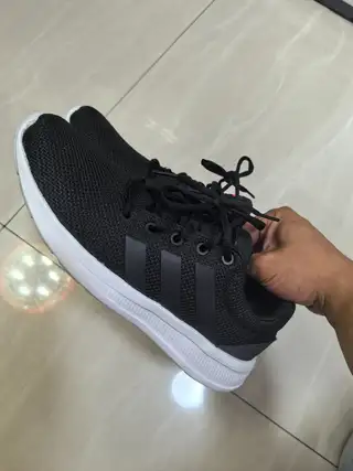 阿迪达斯运动网鞋，在万达广场给家里老人买的，老人不喜欢，41码的，全新正品仅试穿，原鞋盒没有了，转给