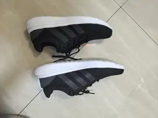 阿迪达斯运动网鞋，在万达广场给家里老人买的，老人不喜欢，41码的，全新正品仅试穿，原鞋盒没有了，转给