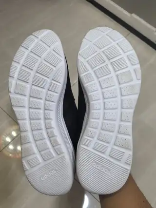 阿迪达斯运动网鞋，在万达广场给家里老人买的，老人不喜欢，41码的，全新正品仅试穿，原鞋盒没有了，转给