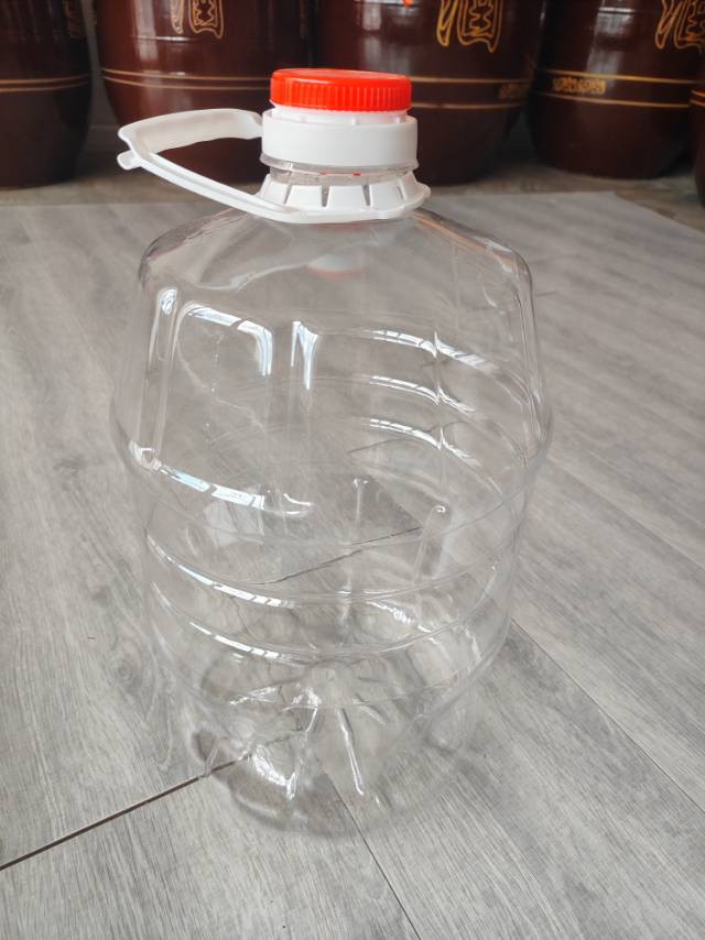 装酒用的二十斤塑料壶（食品级），每个两元，能用上的联系，能有三四十个吧