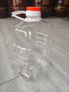 装酒用的二十斤塑料壶（食品级），每个两元，能用上的联系，能有三四十个吧
