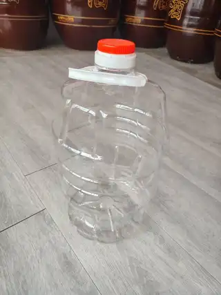 装酒用的二十斤塑料壶（食品级），每个两元，能用上的联系，能有三四十个吧