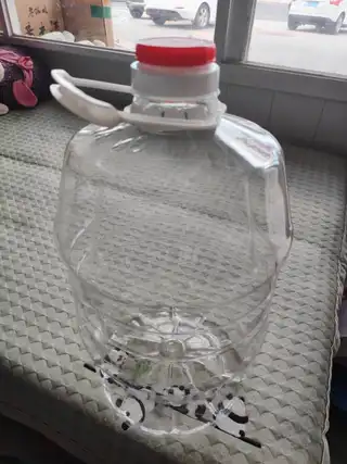 装酒用的二十斤塑料壶（食品级），每个两元，能用上的联系，能有三四十个吧