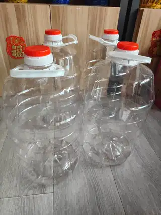 装酒用的二十斤塑料壶（食品级），每个两元，能用上的联系，能有三四十个吧