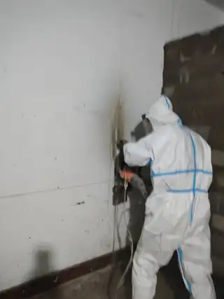 专业水钻打眼，电镐砸墙，大型水锯割混泥土墙，门口、窗口、楼梯口一次成型，微电159****3358