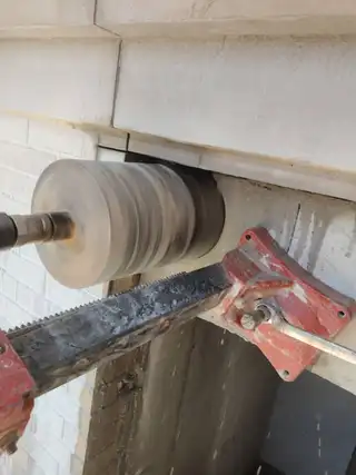 专业水钻打眼，打各种角度的斜眼，电镐砸墙，，大型水锯割混泥土墙，门口、窗口，楼梯口，一次成型，微电1
