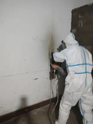 专业水钻打眼，打各种角度的斜眼，电镐砸墙，，大型水锯割混泥土墙，门口、窗口，楼梯口，一次成型，微电1