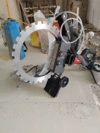 专业水钻打眼，打各种角度的斜眼，电镐砸墙，，大型水锯割混泥土墙，门口、窗口，楼梯口，一次成型，微电1