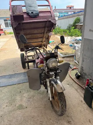 家里又买了台电动小三轮这台闲置了，150机器换的新化油器，电瓶去年换的，轮胎都是九成新的，拉货啥的杠