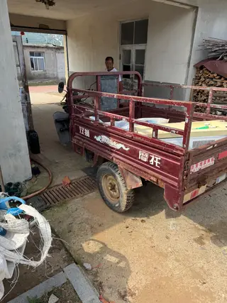 家里又买了台电动小三轮这台闲置了，150机器换的新化油器，电瓶去年换的，轮胎都是九成新的，拉货啥的杠
