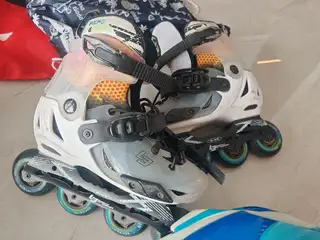 诚心出售：价格可议，自取。 1.儿童专业轮滑鞋和头盔，鞋子内长205-230厘米，u码33-36。鞋