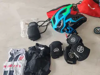 诚心出售：价格可议，自取。 1.儿童专业轮滑鞋和头盔，鞋子内长205-230厘米，u码33-36。鞋