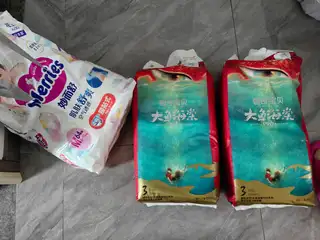 1包大鱼海棠未拆封50片+1包大鱼海棠拆封(剩余约45片）+花王剩余约23片。都是m码。 纸尿裤家里