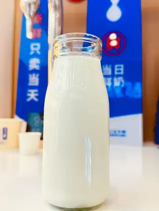 【北京三元老农场鲜牛奶】主营：现打鲜奶、现打酸奶、特色酸奶、0蔗糖酸奶、儿童成长牛奶，草原奶食、冰淇淋慕斯蛋糕、奶制品小零食等。
