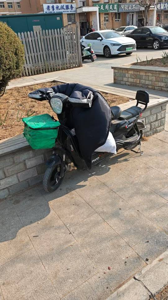 锂电池，车在楼区