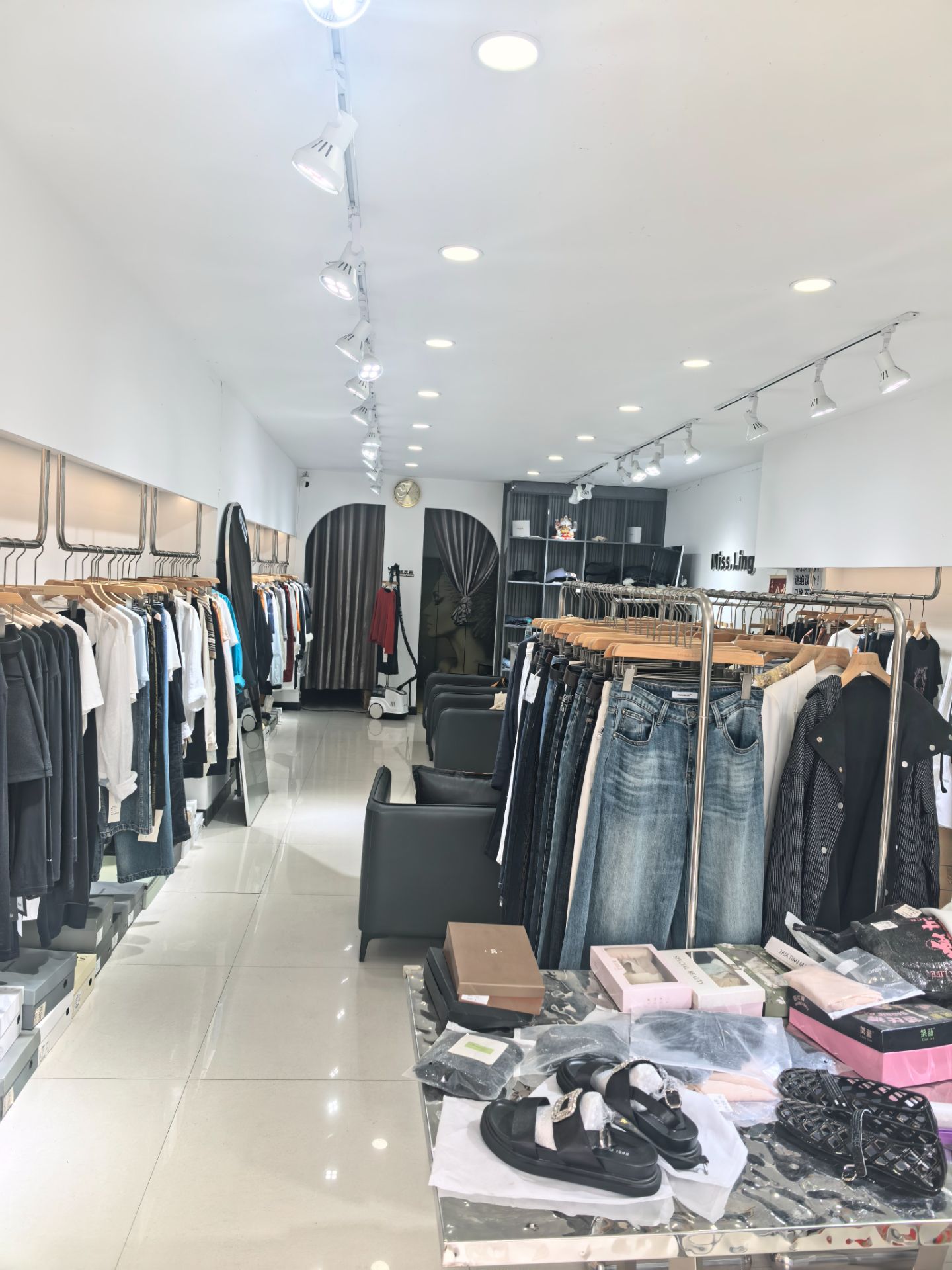 营业中女装店出兑，因转项经营，忍痛割爱！客源稳定，接手可经营！