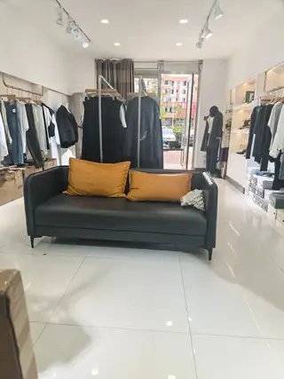 营业中女装店出兑，因转项经营，忍痛割爱！客源稳定，接手可经营！
