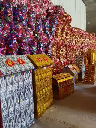 大连湾元宝山祭祀用品批发仓库，主营各类祭祀用品，烧七周年法事用品，元宝批发量大从优，有免费烧厂