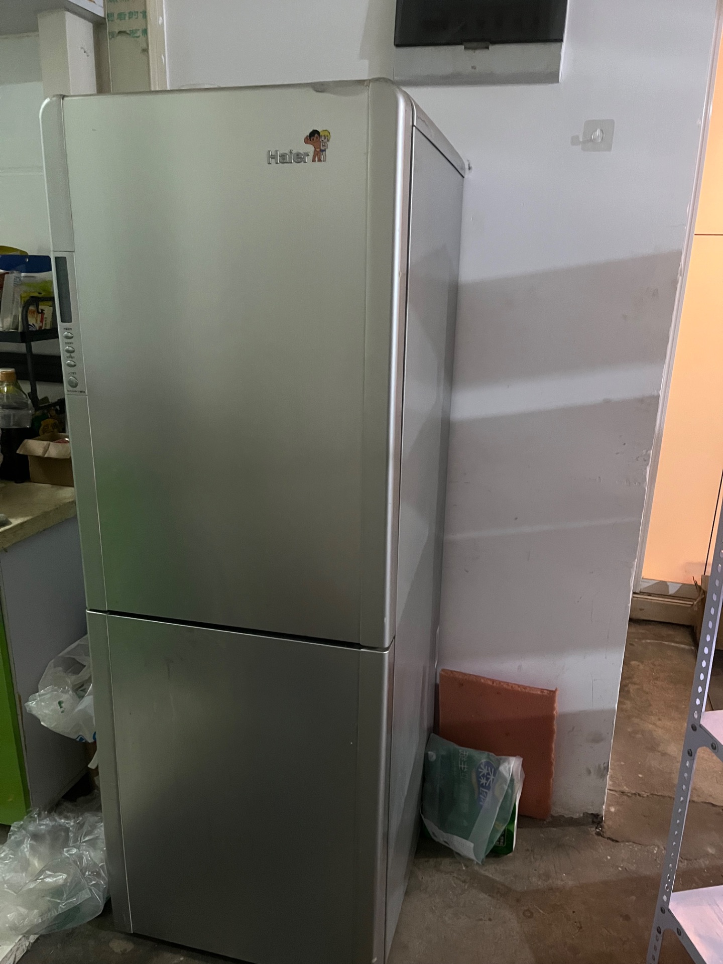 出售冰箱150.热水器240.床1.2✖️1.5米80元，联系电话137****9314.地址海景花