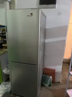 出售冰箱150.热水器240.床1.2✖️1.5米80元，联系电话137****9314.地址海景花