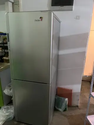 出售冰箱150.热水器240.床1.2✖️1.5米80元，联系电话137****9314.地址海景花