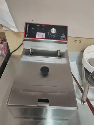 消毒柜新的60元，保鲜盒大号10元，小的8元，油炸锅9.9成新70元，白钢鸭嘴勺15元2个.东西在三