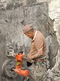 专业水钻打眼，打各种角度斜眼，直径18mm—600mm，大型中型水锯环锯切割混凝土墙，砖墙，切割门口