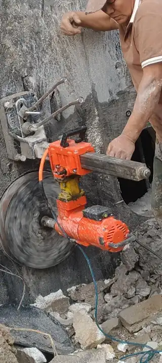 专业水钻打眼，打各种角度斜眼，直径18mm—600mm，大型中型水锯环锯切割混凝土墙，砖墙，切割门口