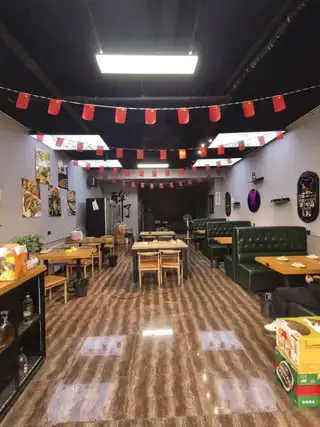 旺铺出兑，因精力有限无暇打理，忍痛转让，店内设备齐全，接手即可营业，12万整体出兑，房租还有10个月