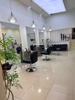 长兴岛三堂大商附近营业中美发店转让 干了十余年 客源稳定 靠商场位置佳 70多平 房租季度交 一年3