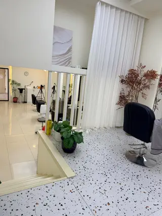 长兴岛三堂大商附近营业中美发店转让 干了十余年 客源稳定 靠商场位置佳 70多平 房租季度交 一年3