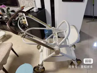qborn白鹿玉兰白轻便高级婴儿车，双向推行，可折叠，骨架已清洗，坐垫遮阳棚也洗过，推车有轻微使用痕