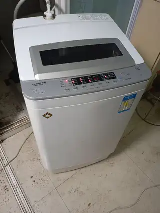 出售二手洗衣机，八九层新，不讲价给送，有需要联系。